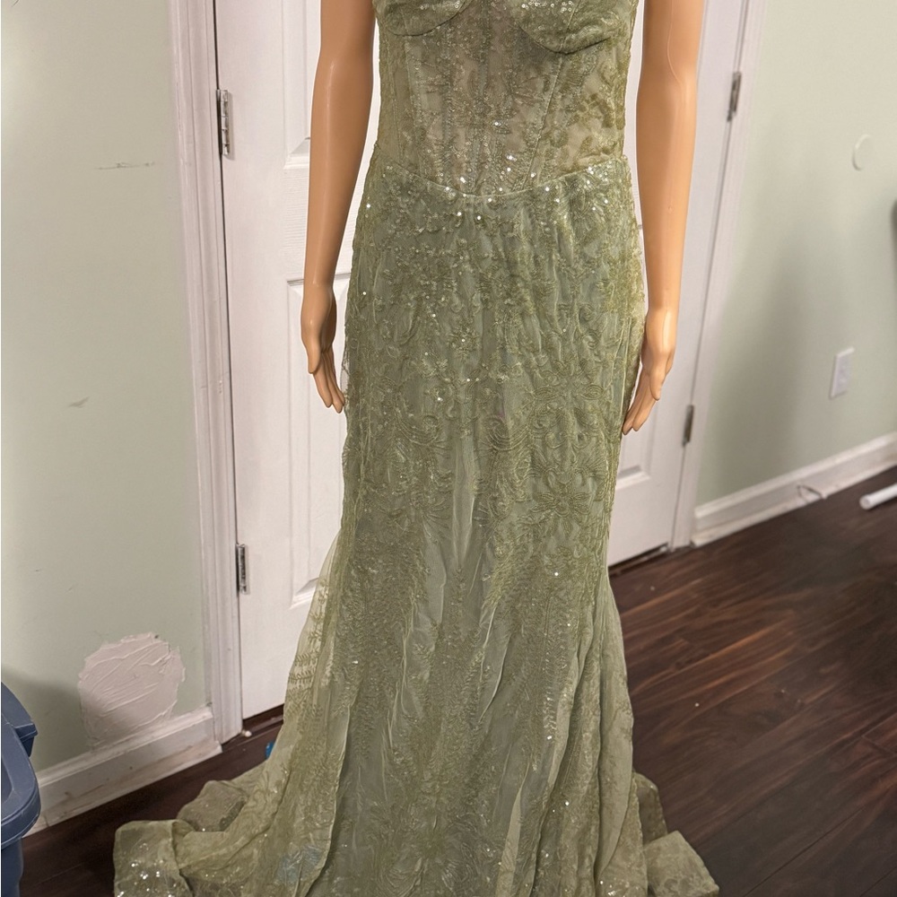 Elegant Green Lace Evening Gown